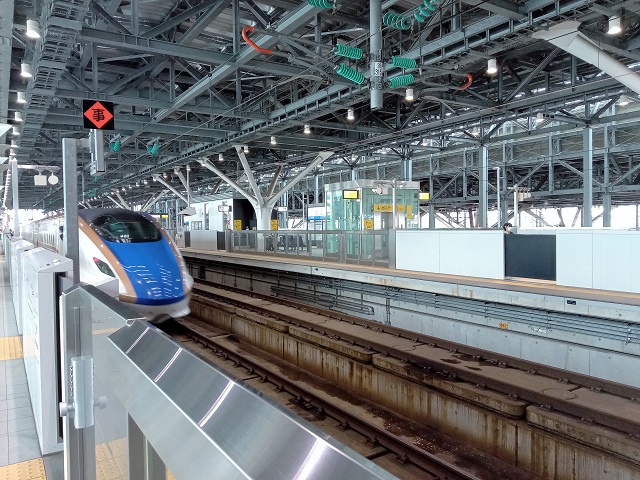 富山駅新幹線ホームと新幹線かがやきの写真