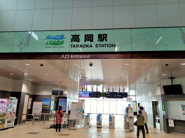 あいの風とやま鉄道の高岡駅の改札の様子の写真