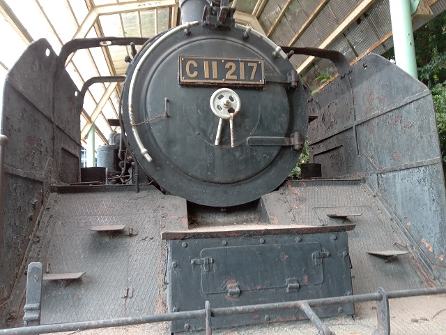 高岡古城公園に設置されている実際に高岡地方で使用されていた蒸気機関車（正面）の写真