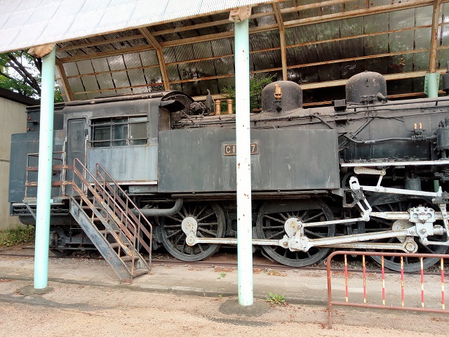 高岡古城公園に設置されている実際に高岡地方で使用されていた蒸気機関車の写真