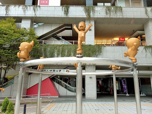 高岡駅前のドラえもんの散歩道の銅像2の写真