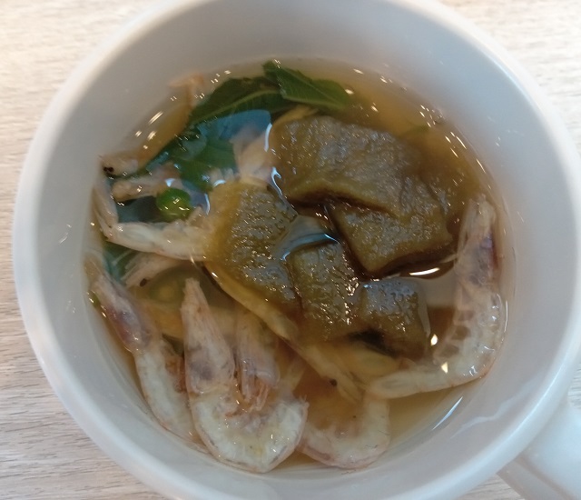 富山名物の白エビととろろ昆布のスープの画像