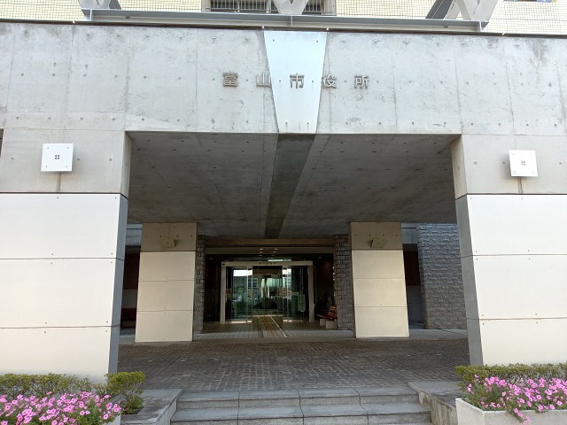 地上70メートルの展望台がある富山市役所の画像