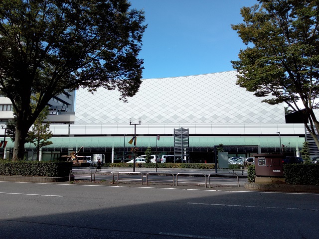 ”LOVE PSYCHEDELICO Live Tour 2022 「革命」”が行われた富山県民会館の外観の画像