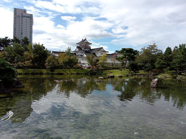 富山城址公園の日本庭園の景色の画像