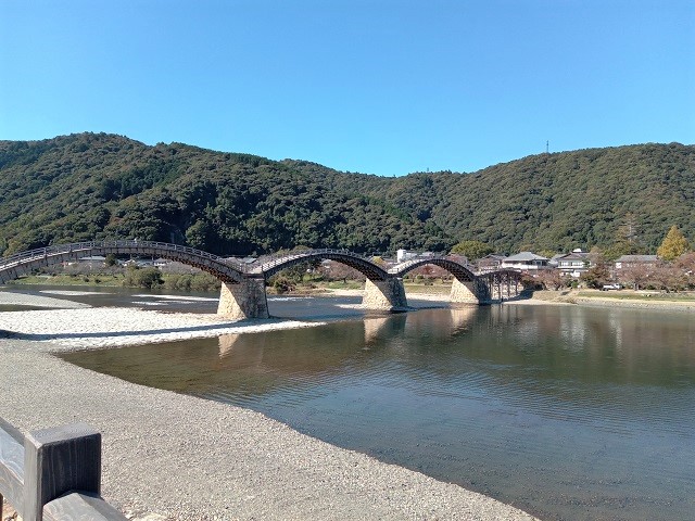 錦川にかかる錦帯橋の様子の画像