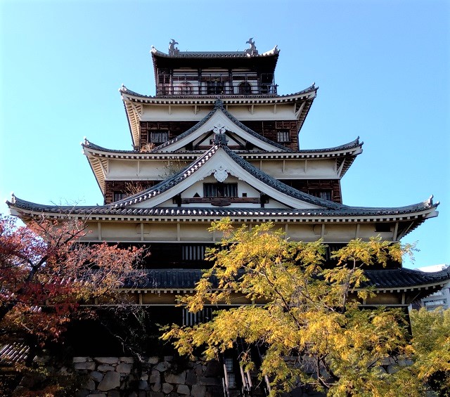 真下から見た広島城天守閣の様子の画像