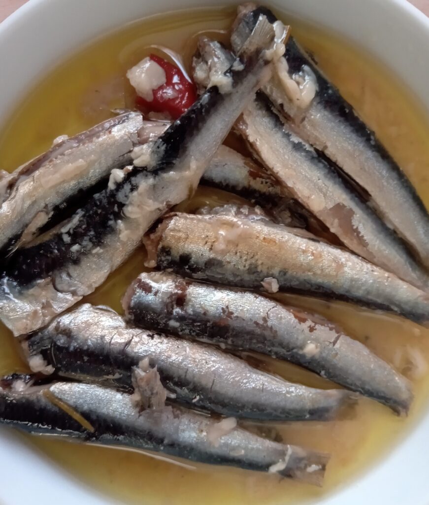クラレの株主優待のスペイン風 魚介と肉の小皿料理セットの国産いわしのオイルサーディンの画像